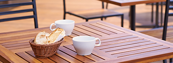 テラス席とコーヒーカップ
